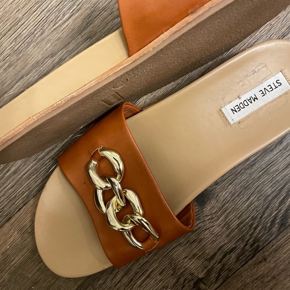Steve Madden Sandals/Slides color hue Cognac as reddish brown - Picture 2 of 5